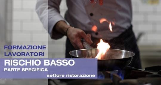 Cuoco con padella, fiamme di cottura, formazione