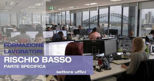 Ambiente d'ufficio con lavoratori alle scrivanie; testo sovrapposto che recita