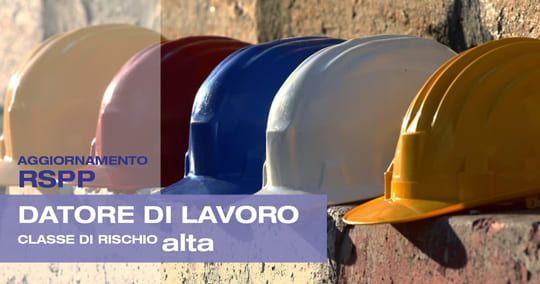 Row of colored hard hats, text: Aggiornamento RSPP, Datore di Lavoro, Classe di rischio alta.
