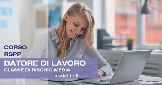 Donna che sorride al computer portatile; testo in sovrimpressione: Corso di formazione RSPP per datori di lavoro, rischio medio.