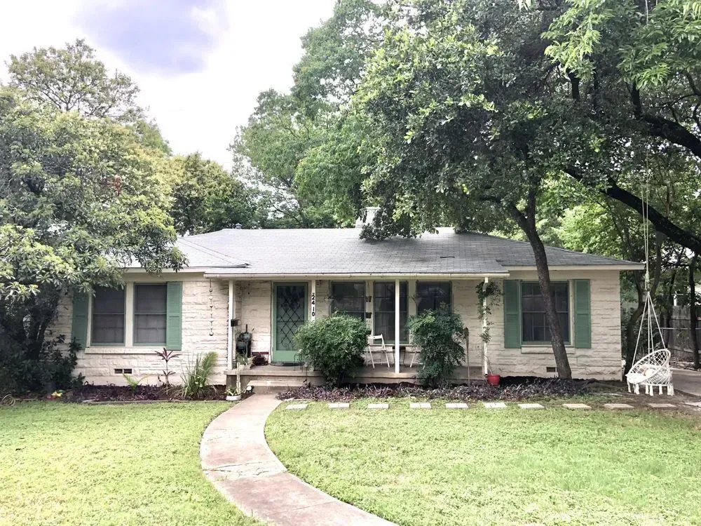 Beautiful Central Texas home with native plants and a green lawn