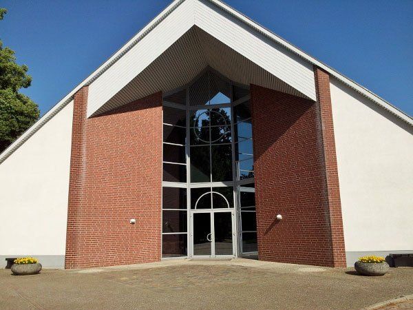 Ein weißes Gebäude mit einer roten Backsteinfassade