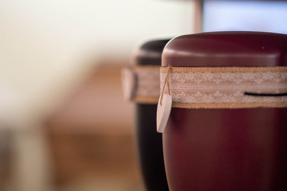 Zwei Urnen stehen nebeneinander auf einem Tisch.