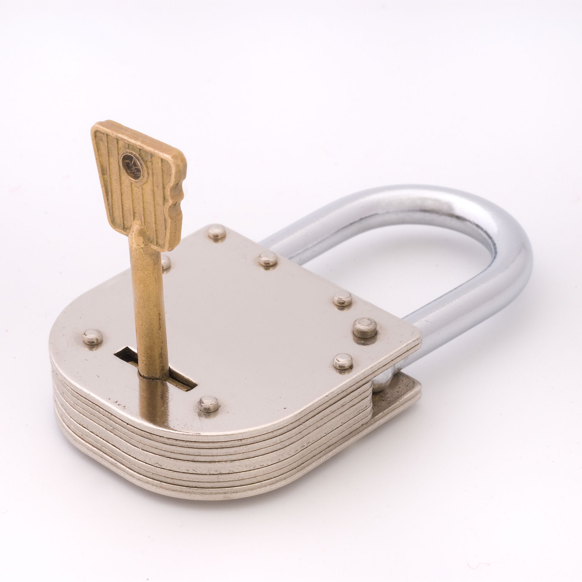 Un candado con una llave que sobresale de él