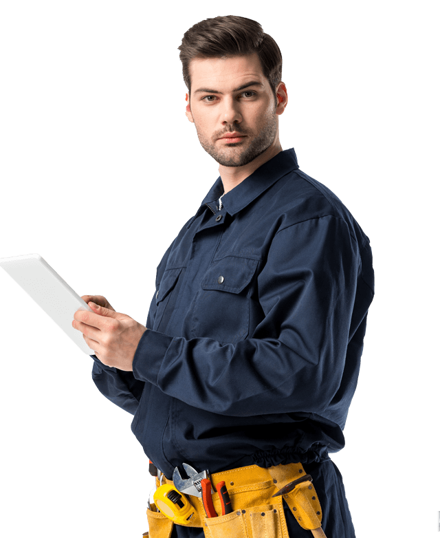 Un hombre con una camisa azul sostiene un trozo de papel.