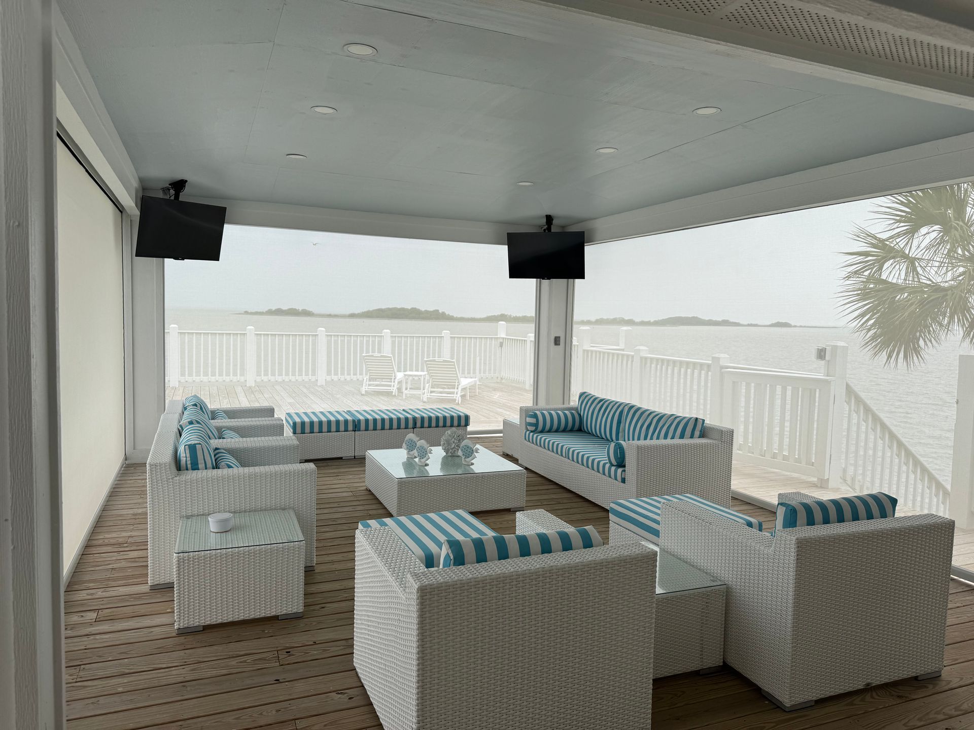 Expert motorized patio screen