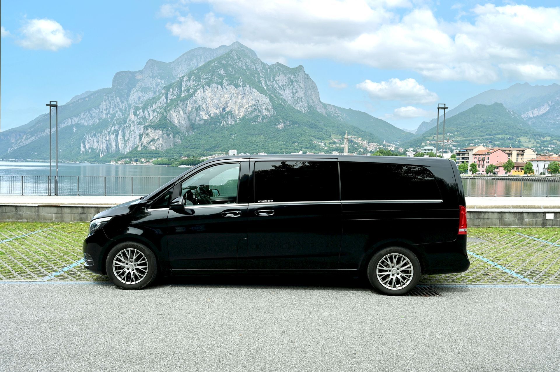 Van nero di Jacek NCC per servizio di noleggio con conducente a Lecco e in tutta la Lombardia