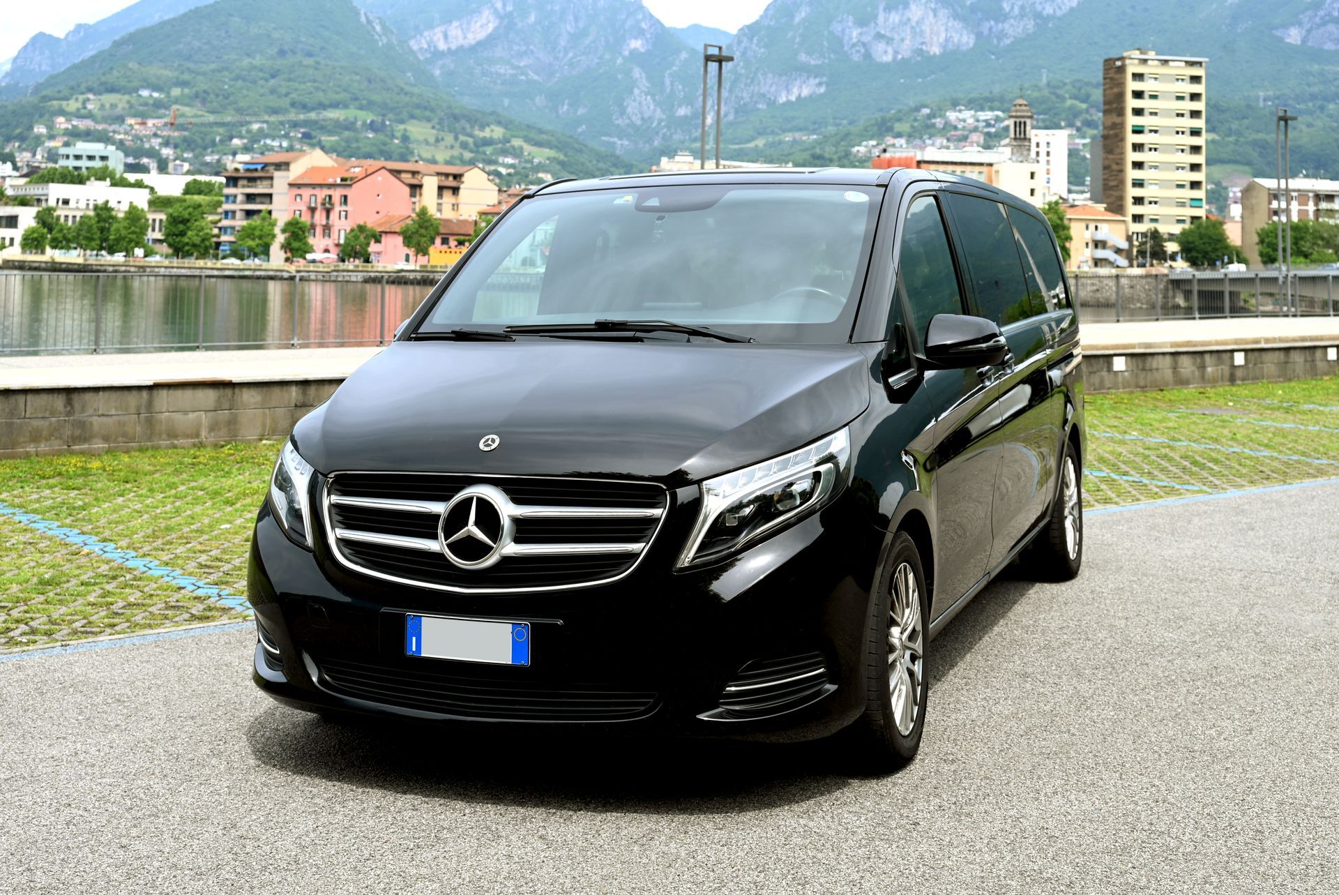 Van nero di Jacek NCC per servizio di noleggio con conducente a Lecco e in tutta la Lombardia