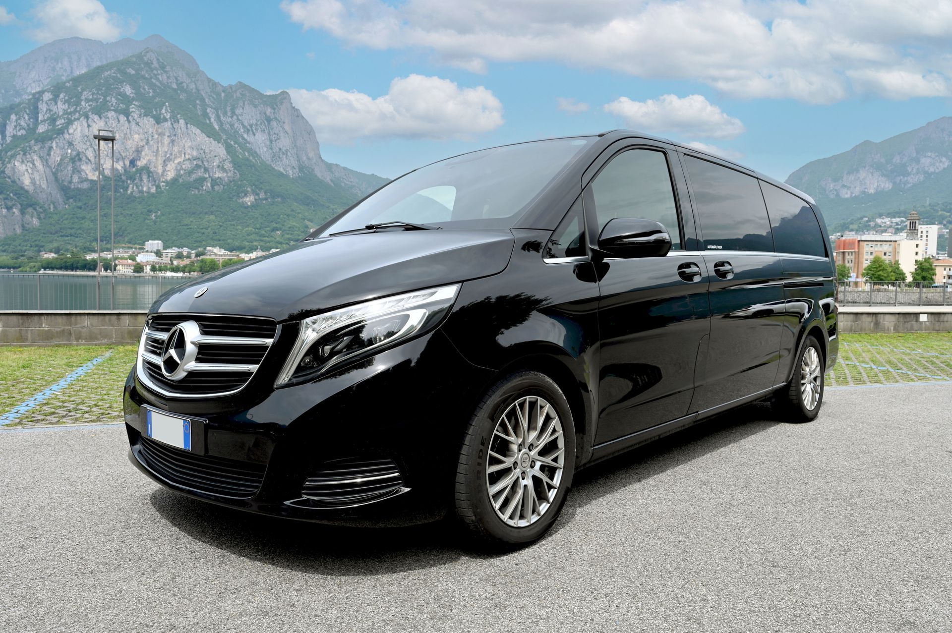 Van nero di Jacek NCC per servizio di noleggio con conducente a Lecco e in tutta la Lombardia