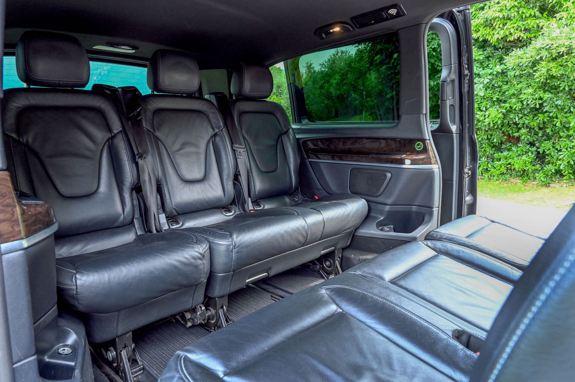 Interno Van nero di Jacek NCC per servizio di noleggio con conducente a Lecco e in tutta la Lombardia