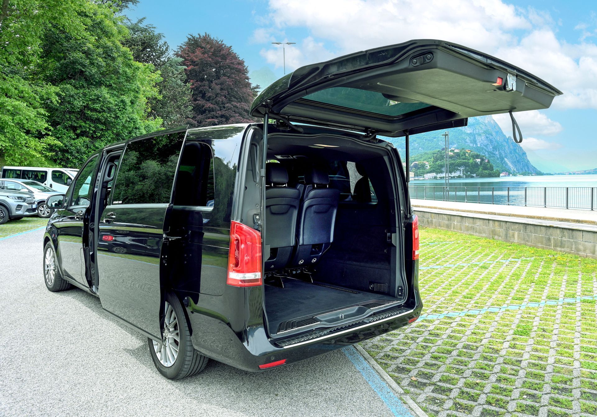 Van nero di Jacek NCC per servizio di noleggio con conducente a Lecco e in tutta la Lombardia