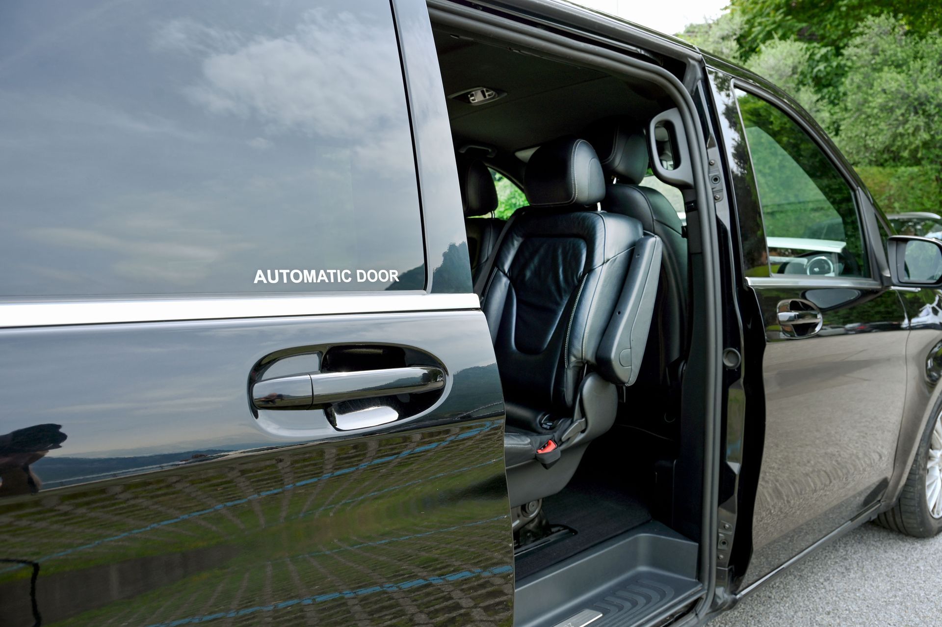 Van nero di Jacek NCC per servizio di noleggio con conducente a Lecco e in tutta la Lombardia