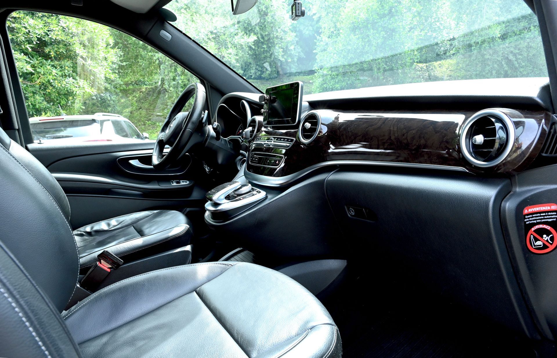 Interno van nero di Jacek NCC per servizio di noleggio con conducente a Lecco e in tutta la Lombardia