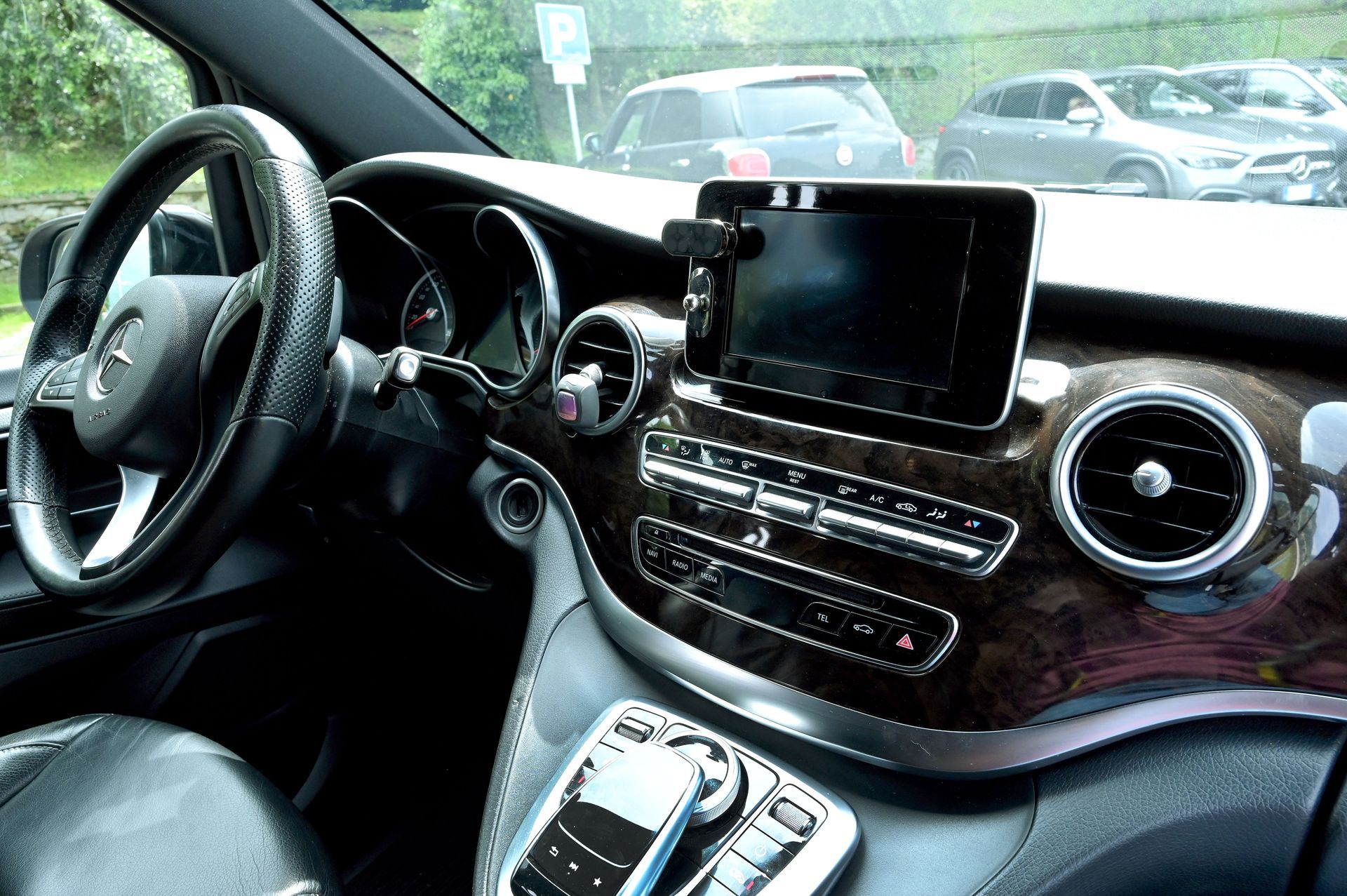 Interno Van nero di Jacek NCC per servizio di noleggio con conducente a Lecco e in tutta la Lombardia