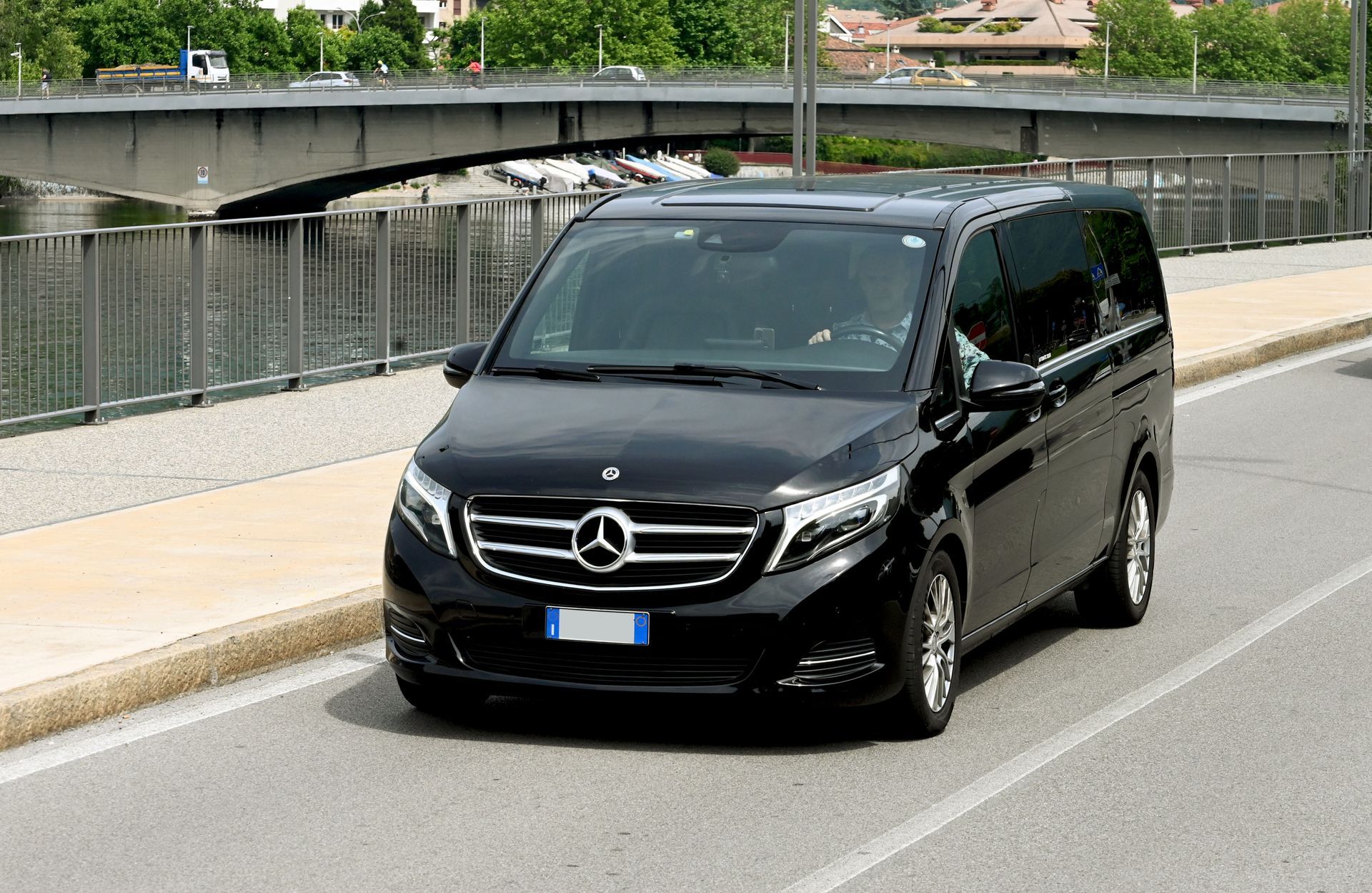 Van nero di Jacek NCC per servizio di noleggio con conducente a Lecco e in tutta la Lombardia