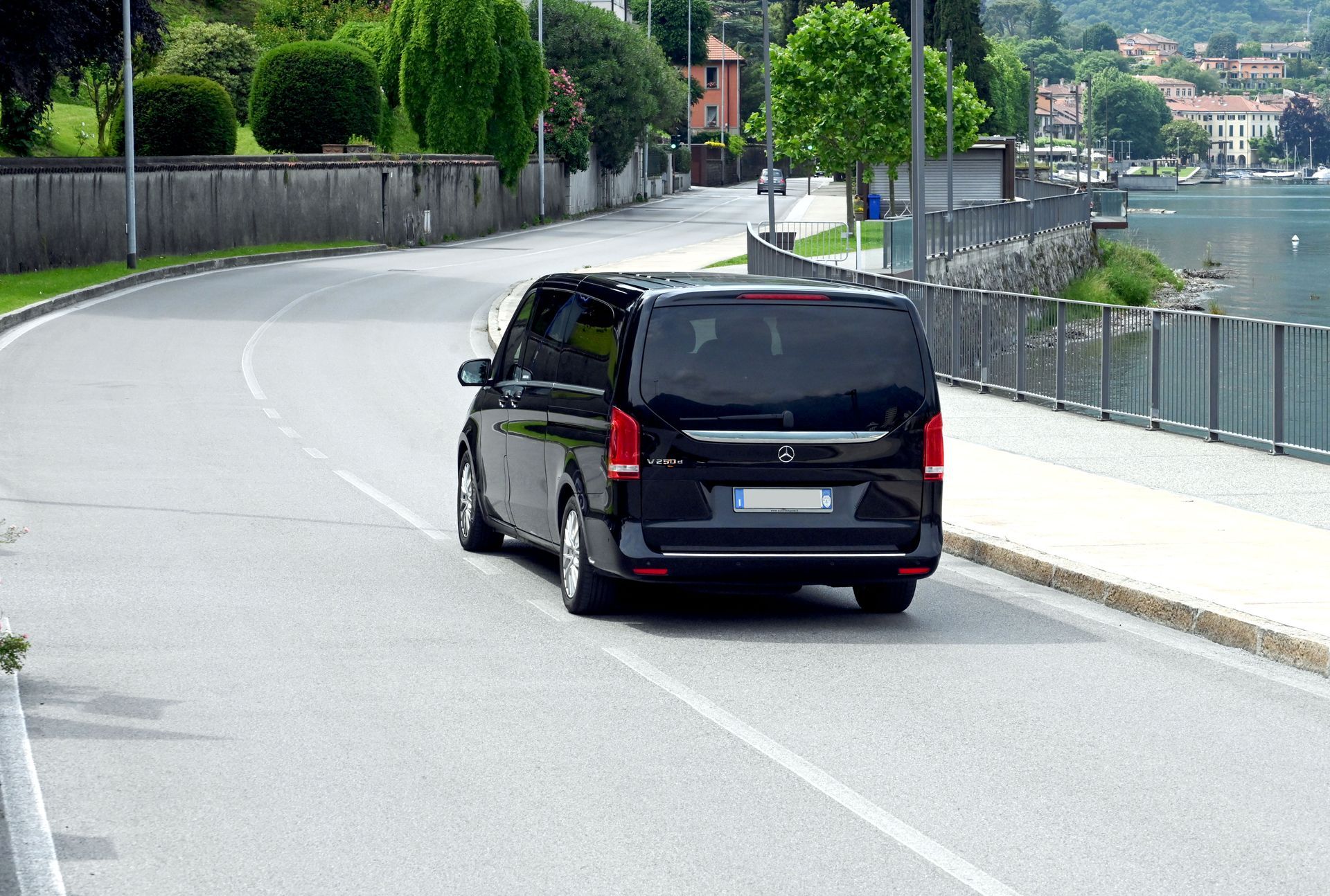 Van nero di Jacek NCC per servizio di noleggio con conducente a Lecco e in tutta la Lombardia