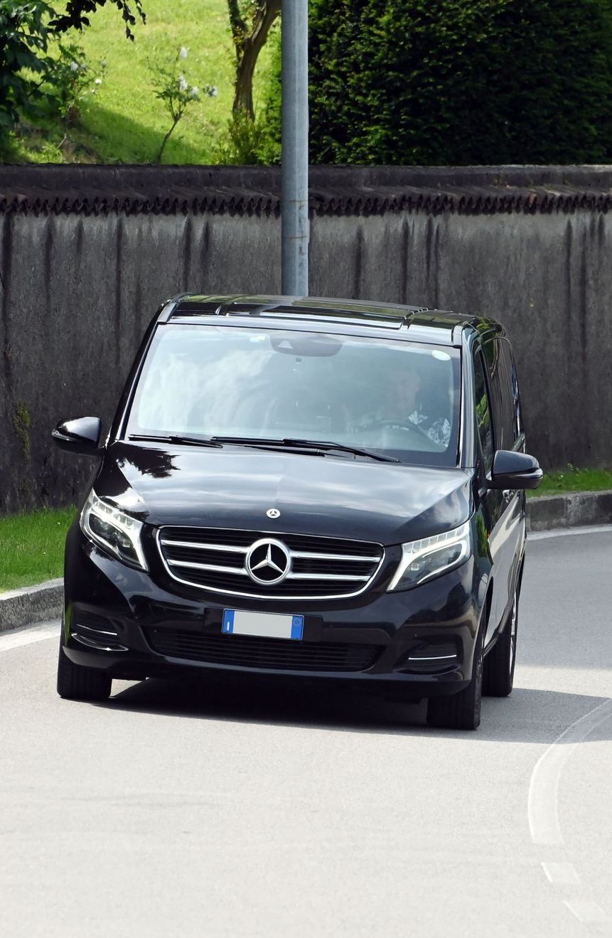 Van nero di Jacek NCC per servizio di noleggio con conducente a Lecco e in tutta la Lombardia