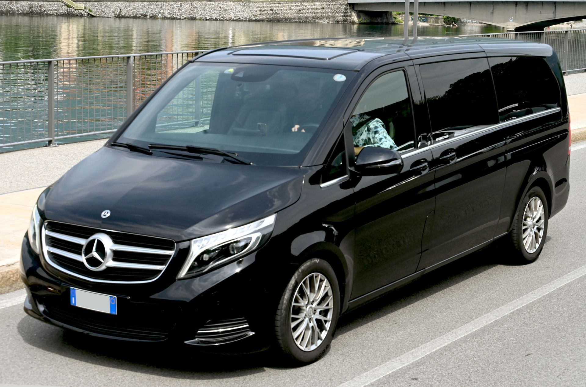 Van nero di Jacek NCC per servizio di noleggio con conducente a Lecco e in tutta la Lombardia