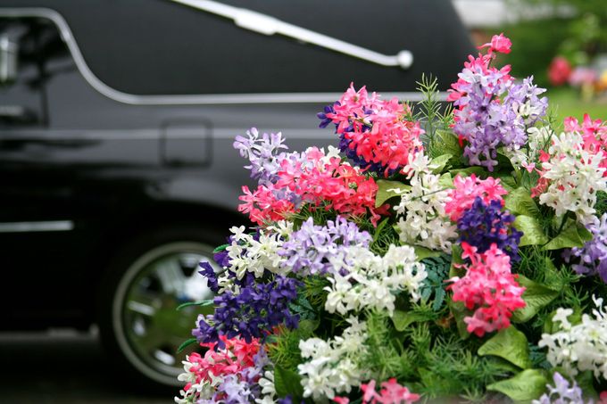 Fiori colorati davanti a un'auto nera con una ruota argentata