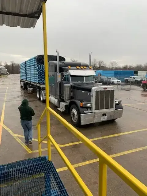 A peterbilt semi truck is parked in a parking lot