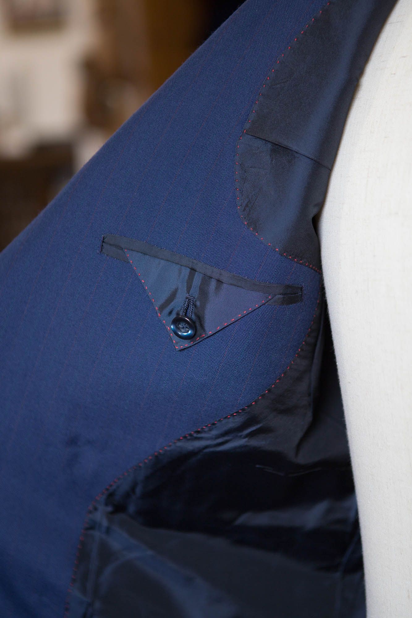 La tasca interna sul petto di una giacca da completo blu scuro,