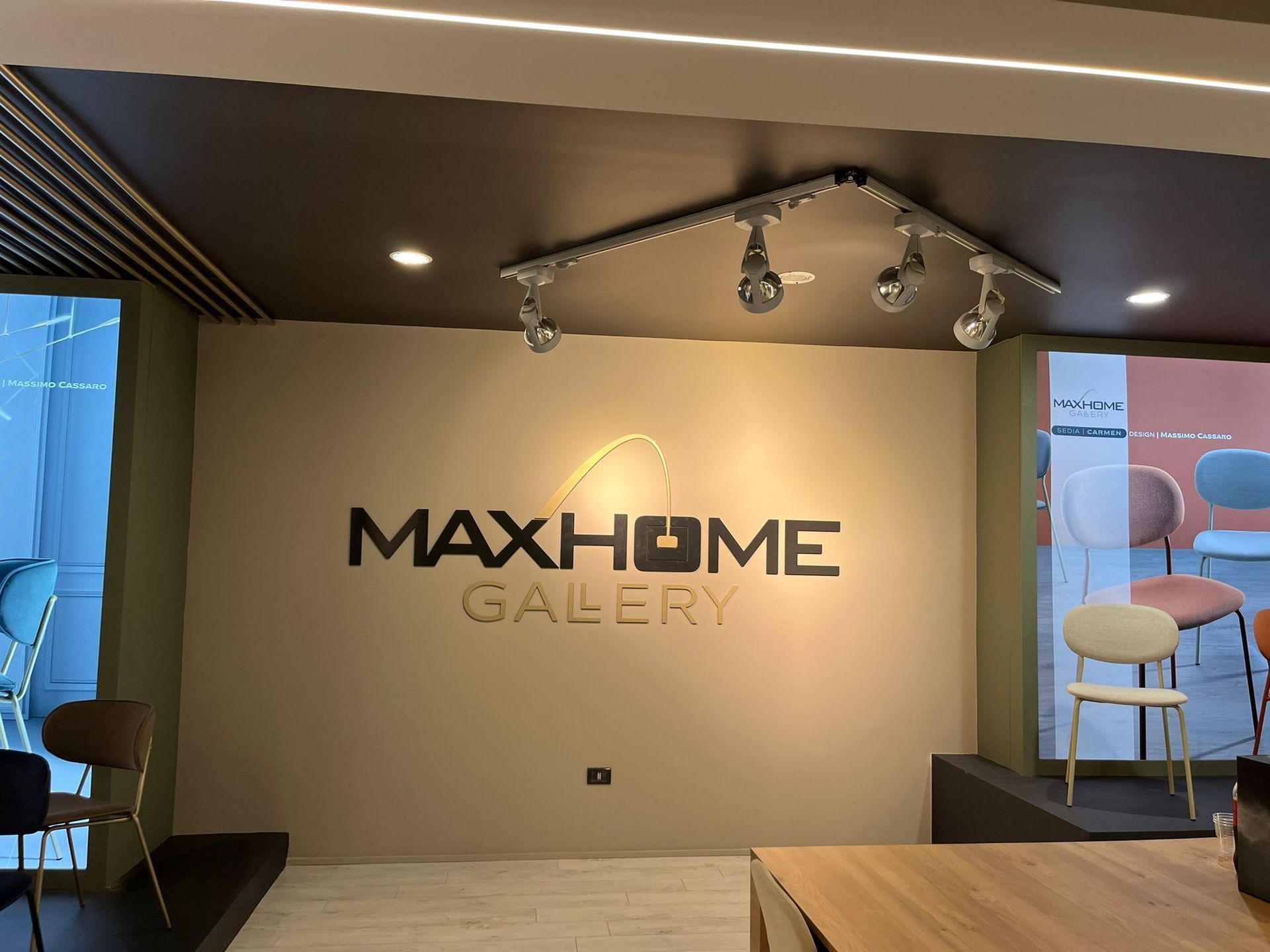 Interno di un negozio con insegna 