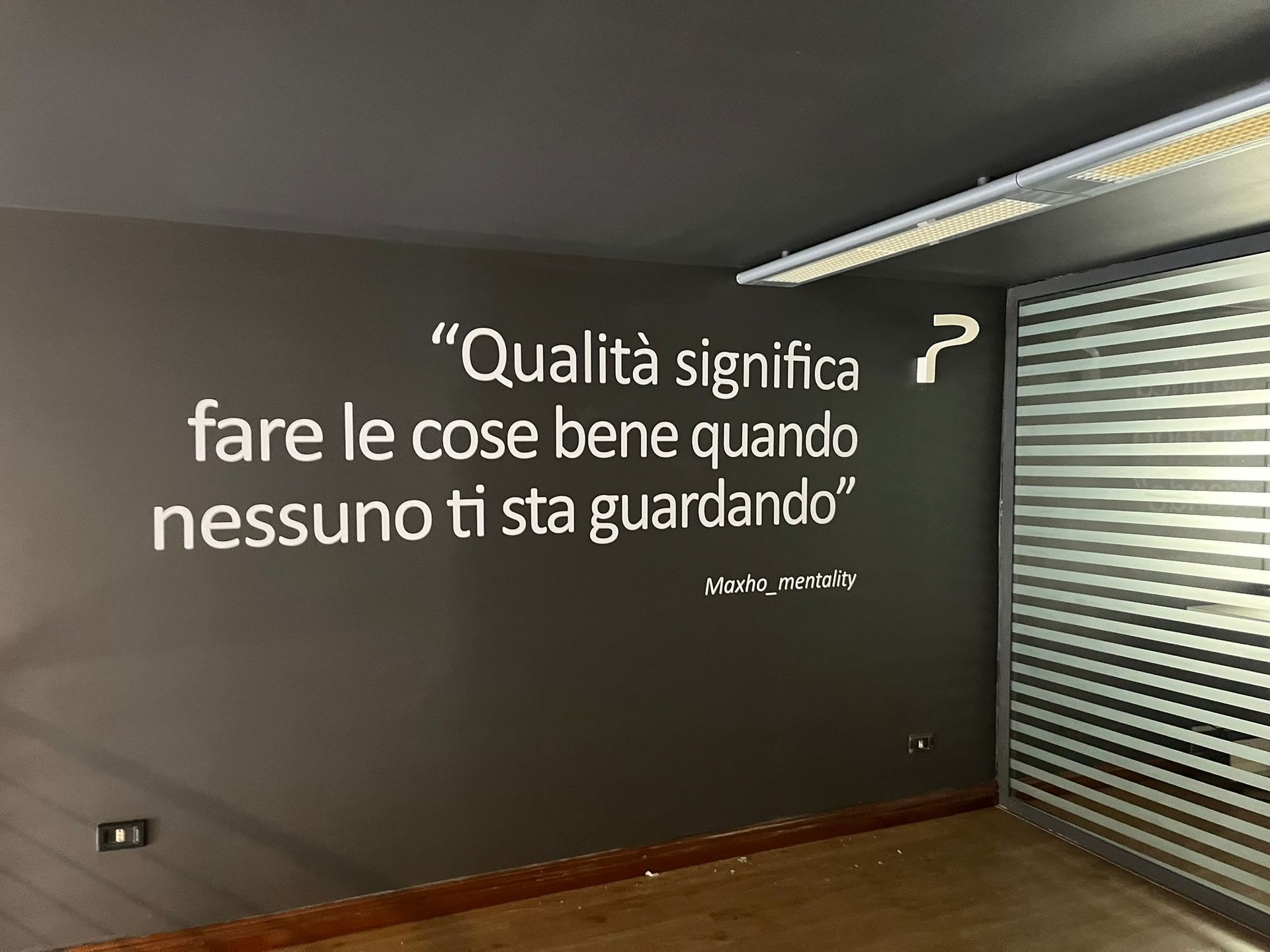 scritte su muro, allestimento 