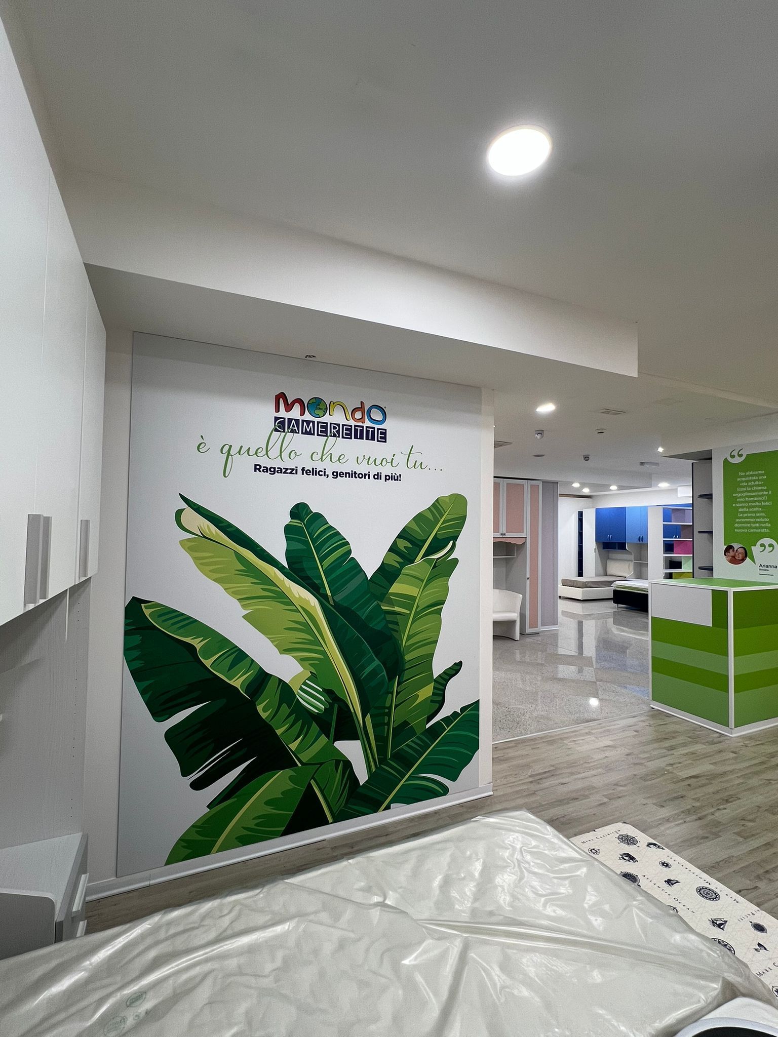 allestimento punto vendita con scritte e grafiche