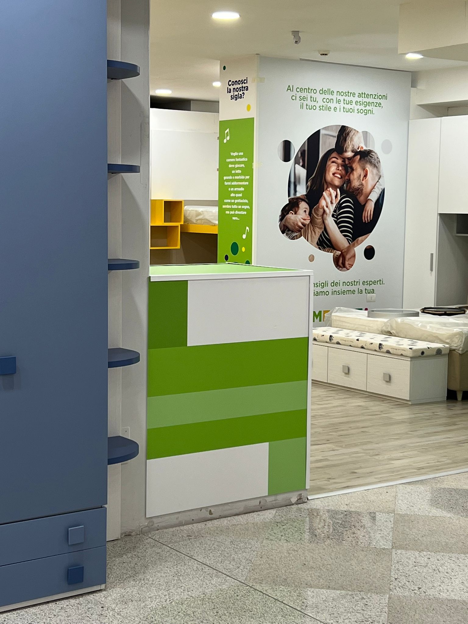 allestimento punto vendita con cartelloni pubblicitarie