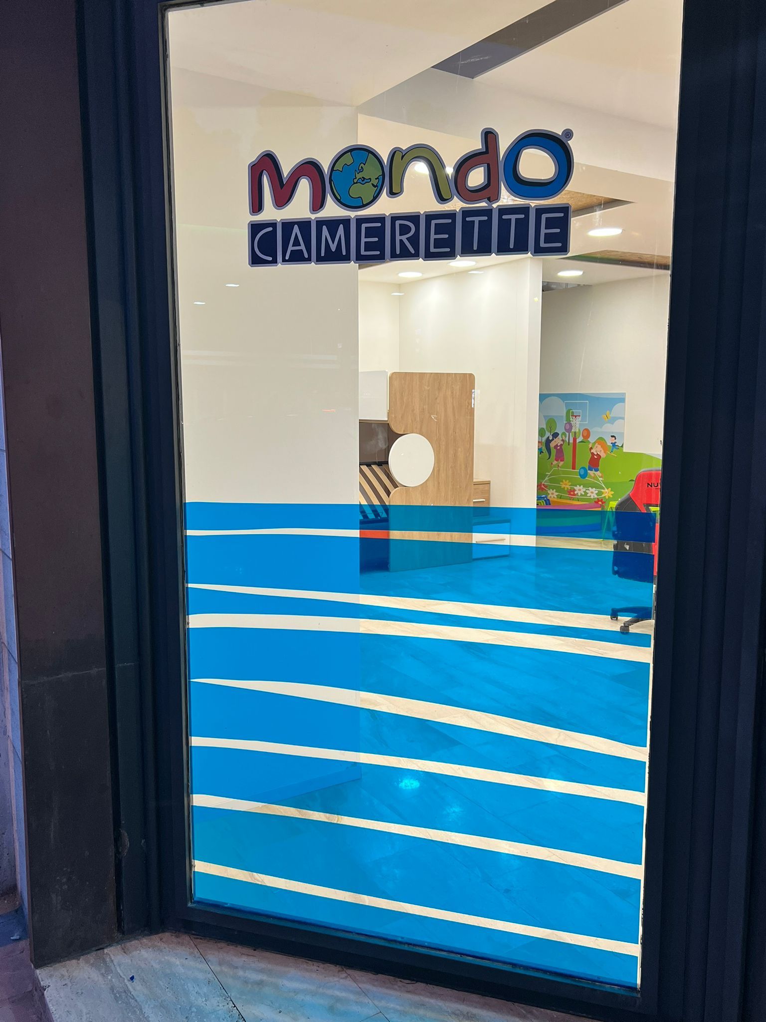 Ingresso del negozio in vetro con logo, vetrofania