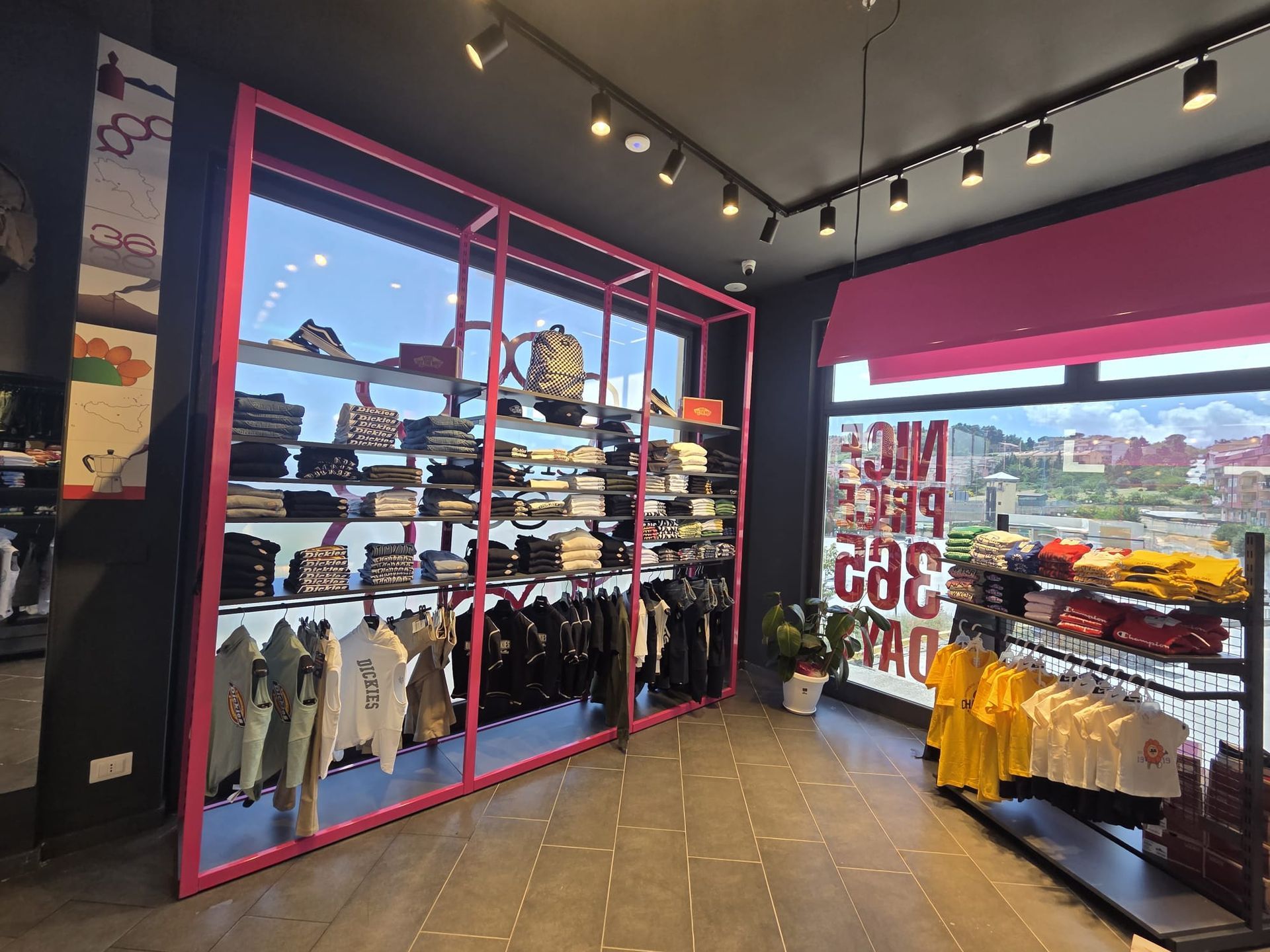 vetrofanie e allestimento punto vendita