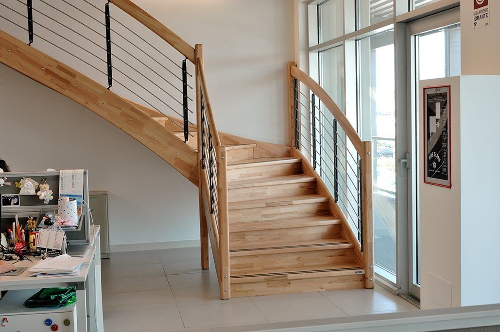 scala in legno chiaro per ambienti interni
