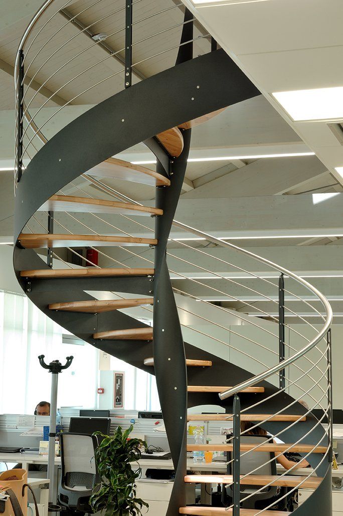 scala a chiocciola con gradini in legno e struttura nera