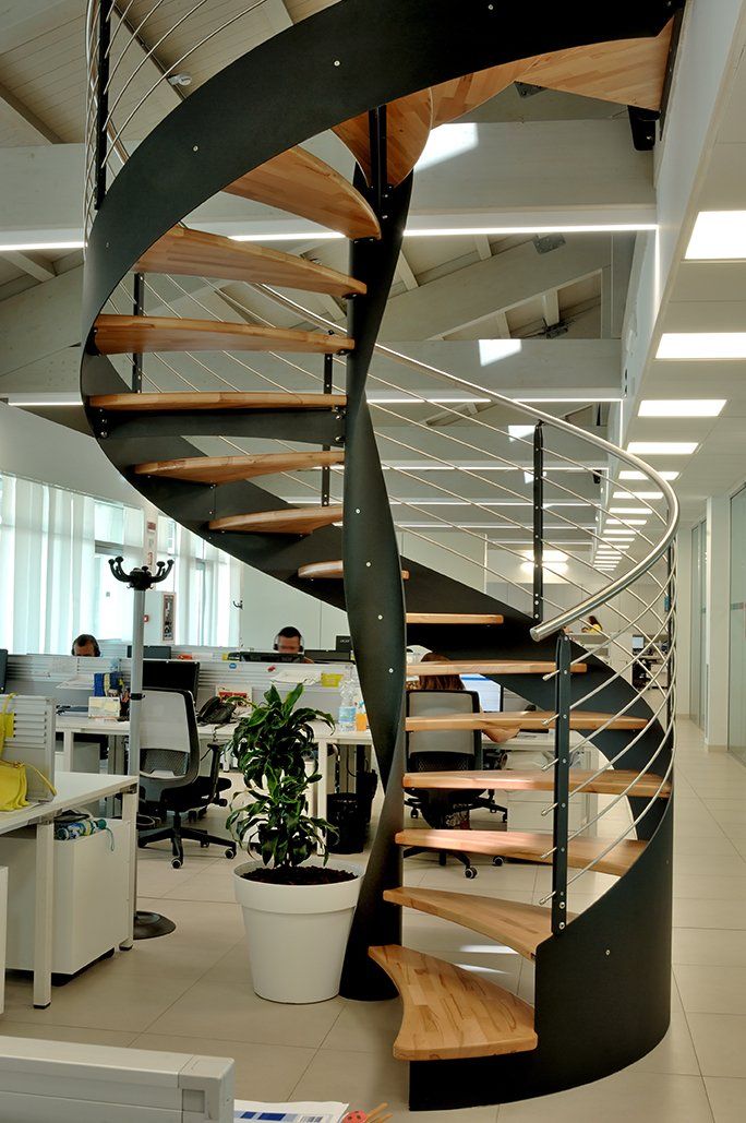 scala a chiocciola nera con gradini in legno