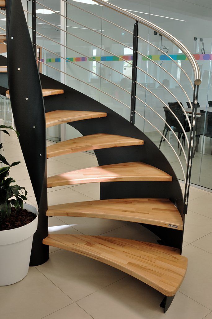 scala a chiocciola con gradini in legno