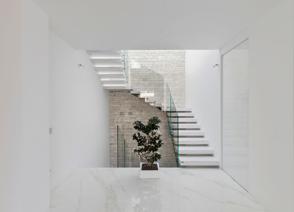 scale da interno bianche con ringhiera trasparente