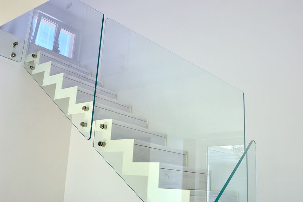scale bianche da interno con parapetto trasparente