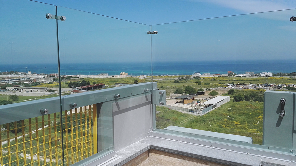 terrazzo con parapetto trasparente