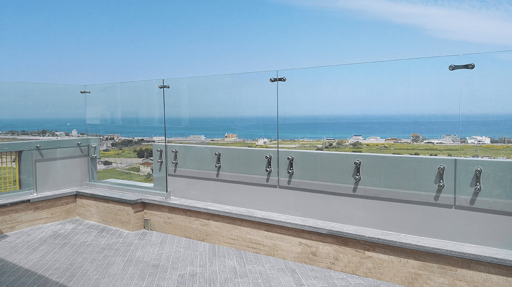 terrazzo con parapetto trasparente che affaccia sul mare