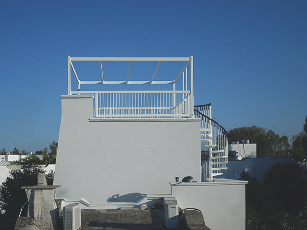 terrazzo con copertura e ringhiera grigie