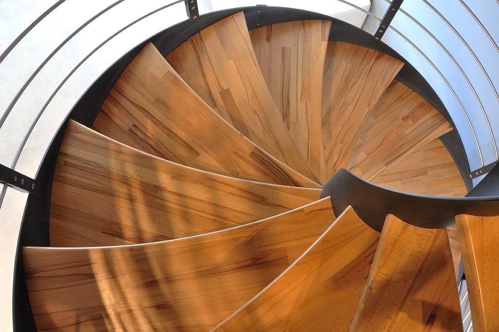 scada da interni elicoidale con gradini in legno