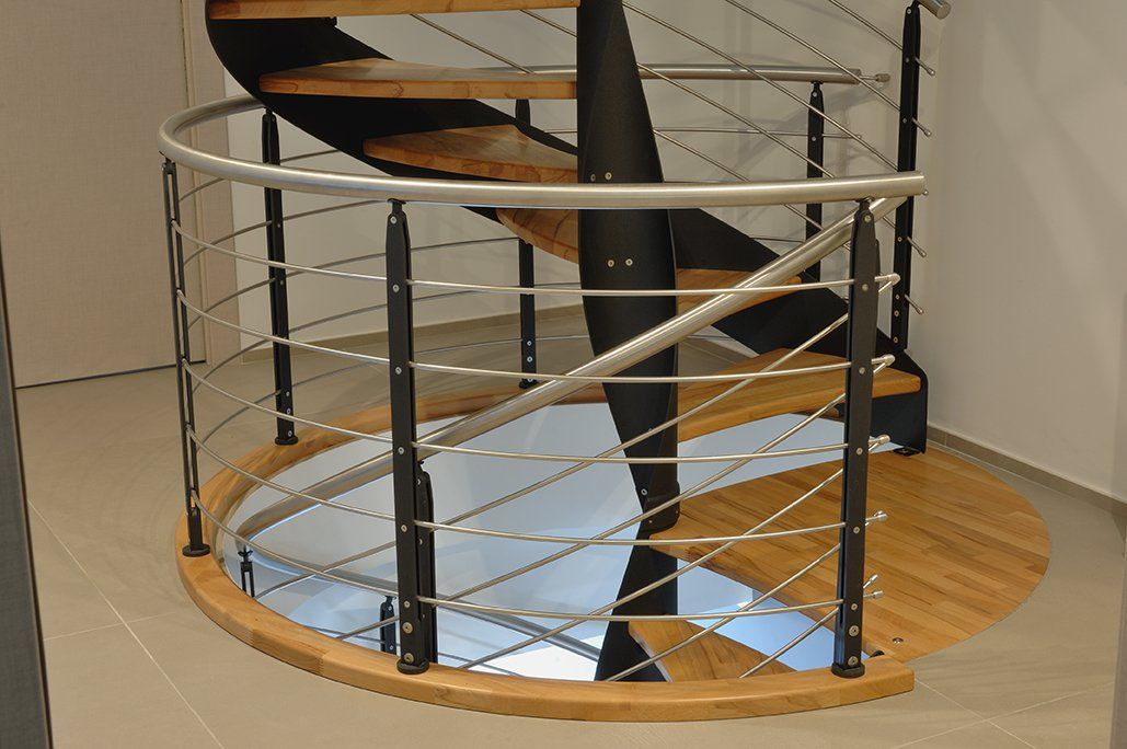 scala da interni elicoidale con dettagli neri