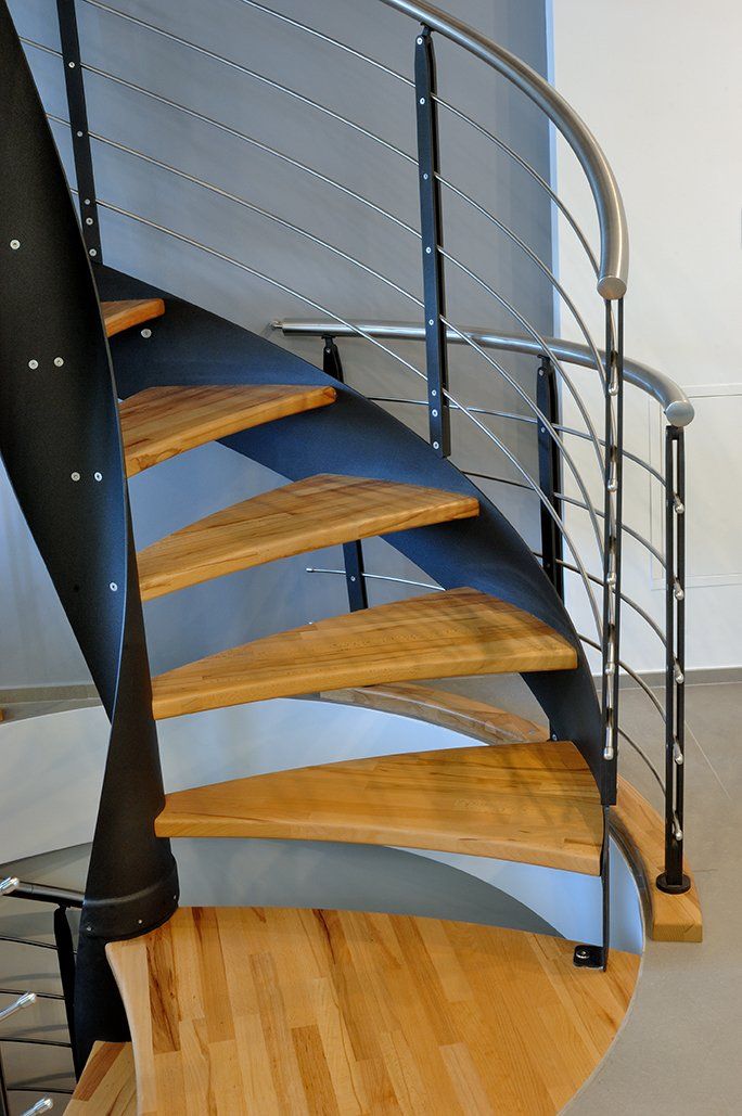 scala da interni con gradini in legno e struttura nera