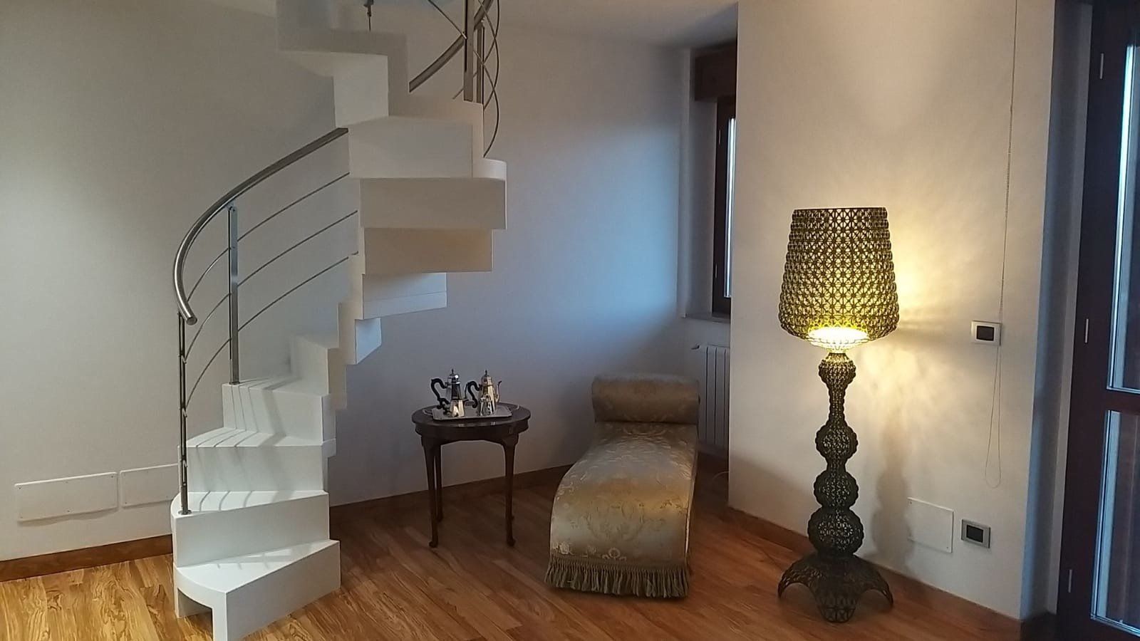 salotto di design con scala bianca elicoidale