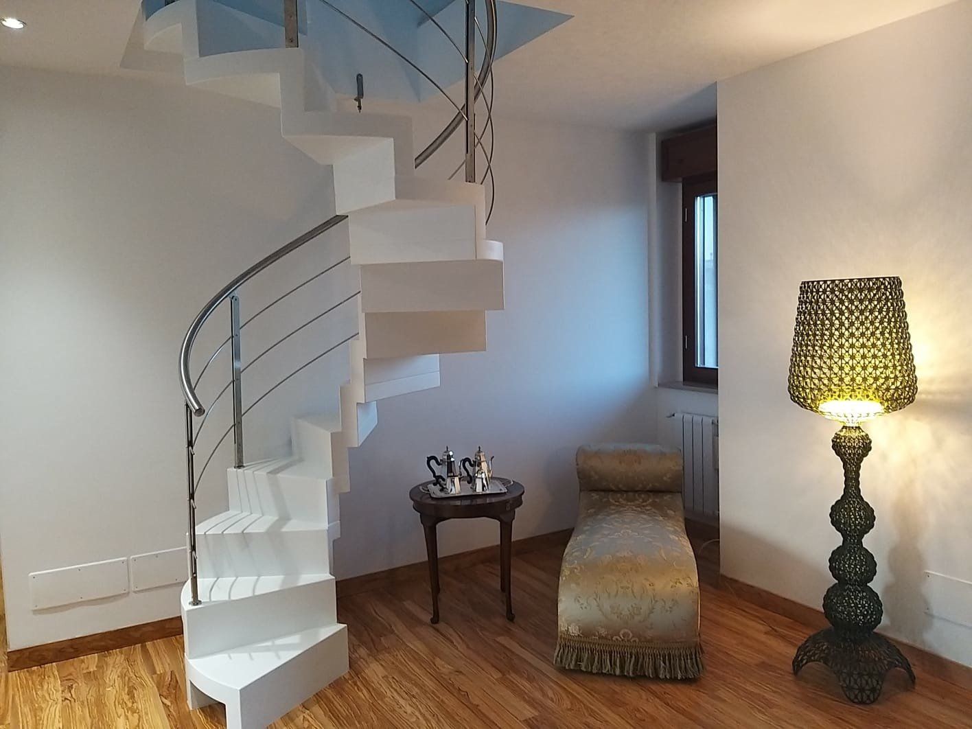 scala da interni bianca elicoidale con ringhiera in alluminio