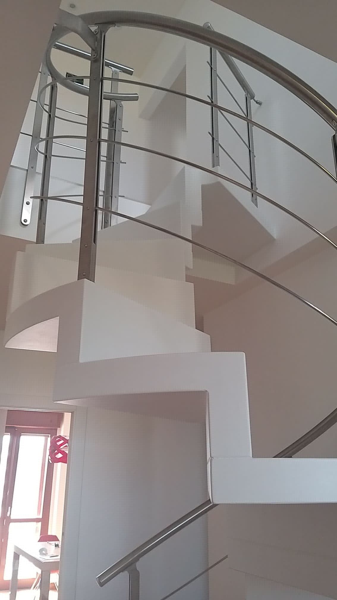 scala da interni elicoidale con ringhiera in alluminio