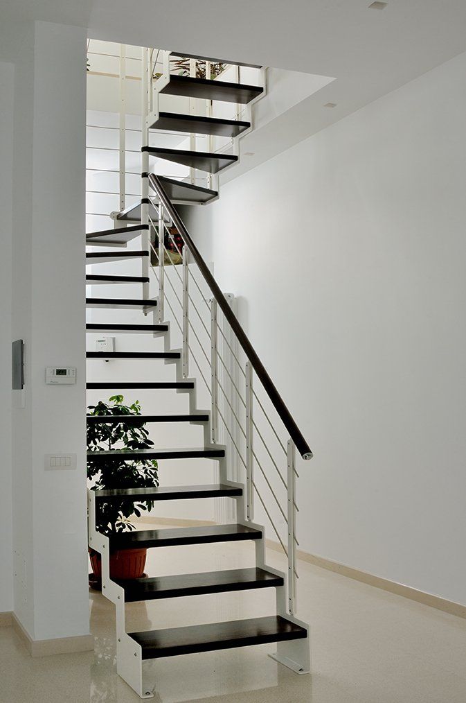 scala da interni con ringhiera e gradini neri