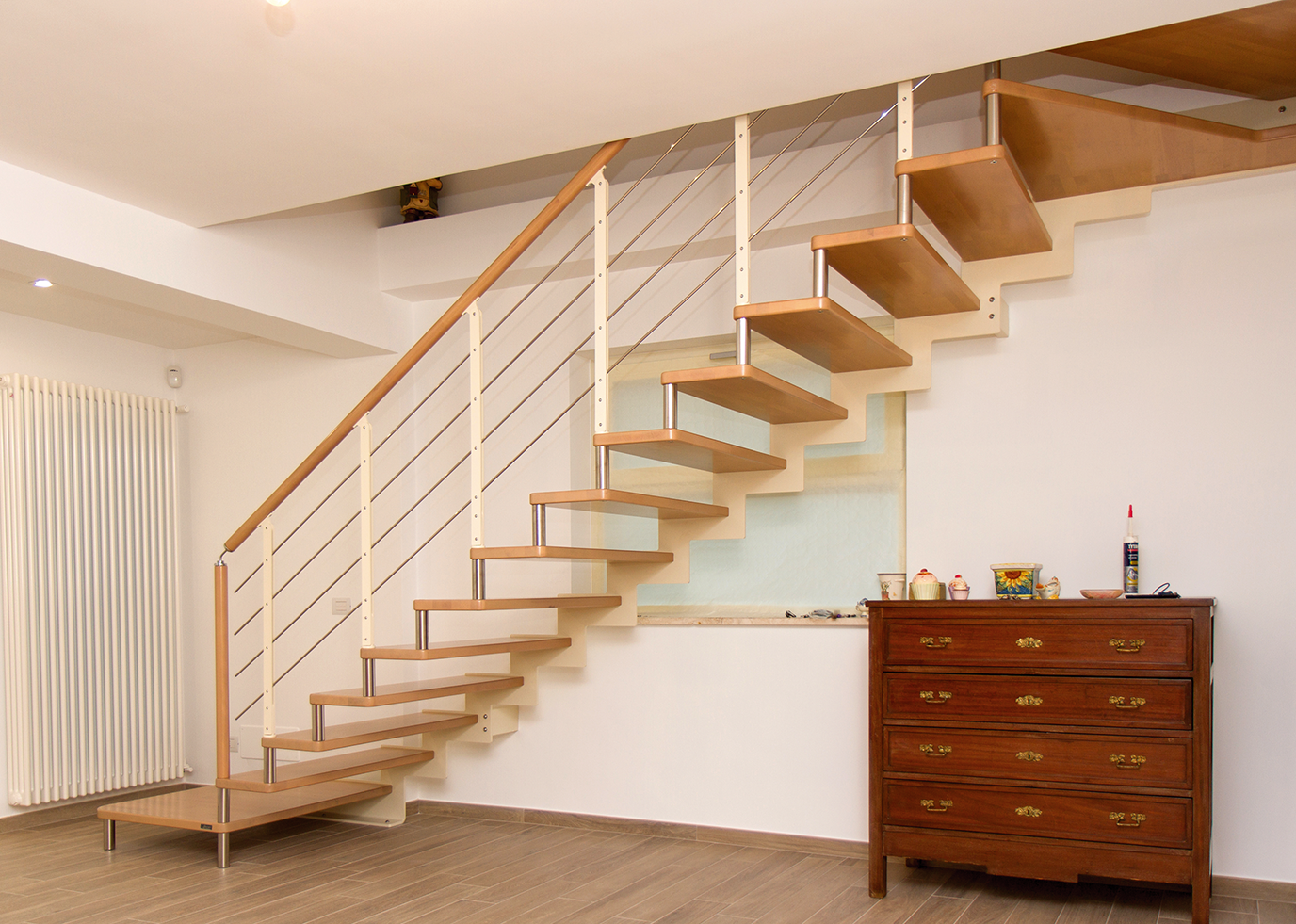 scala a rampa da interni in legno chiaro