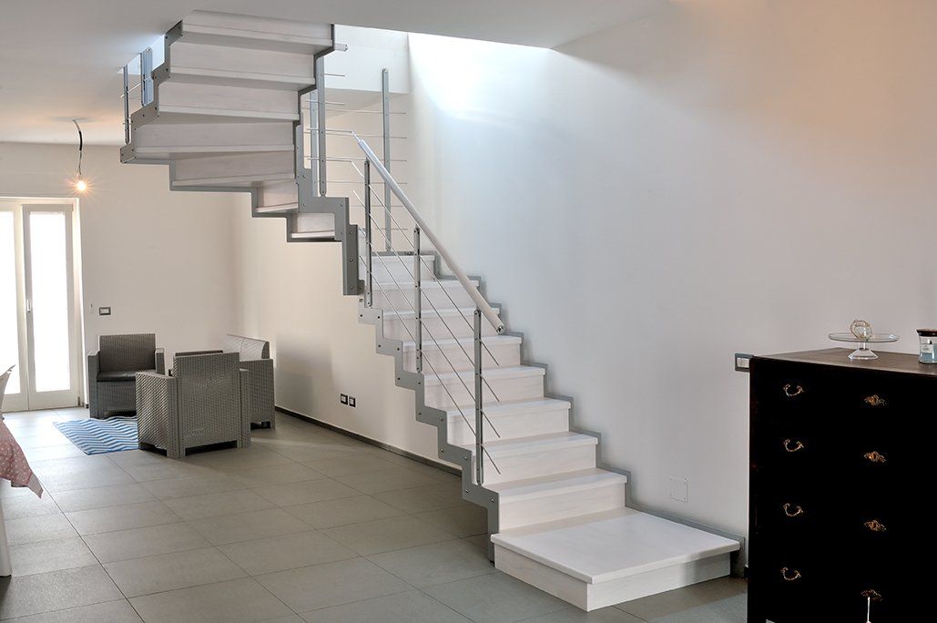 scala bianca con la ringhiera in alluminio