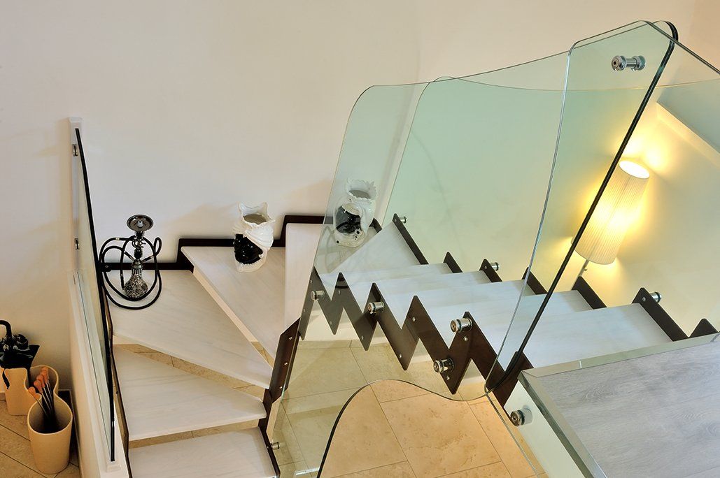 scala con parapetto in vetro